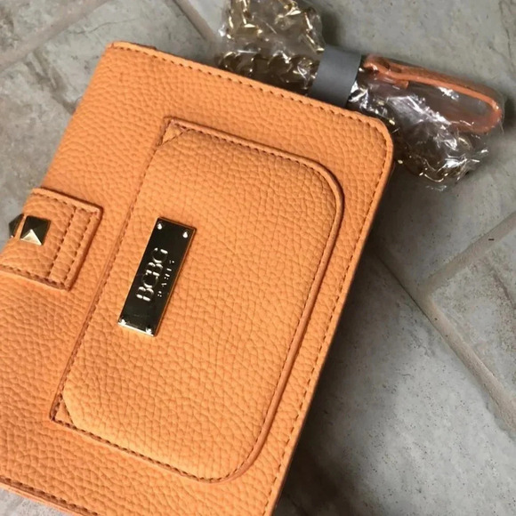 BCBG Paris crossbody - Picture 4 of 10